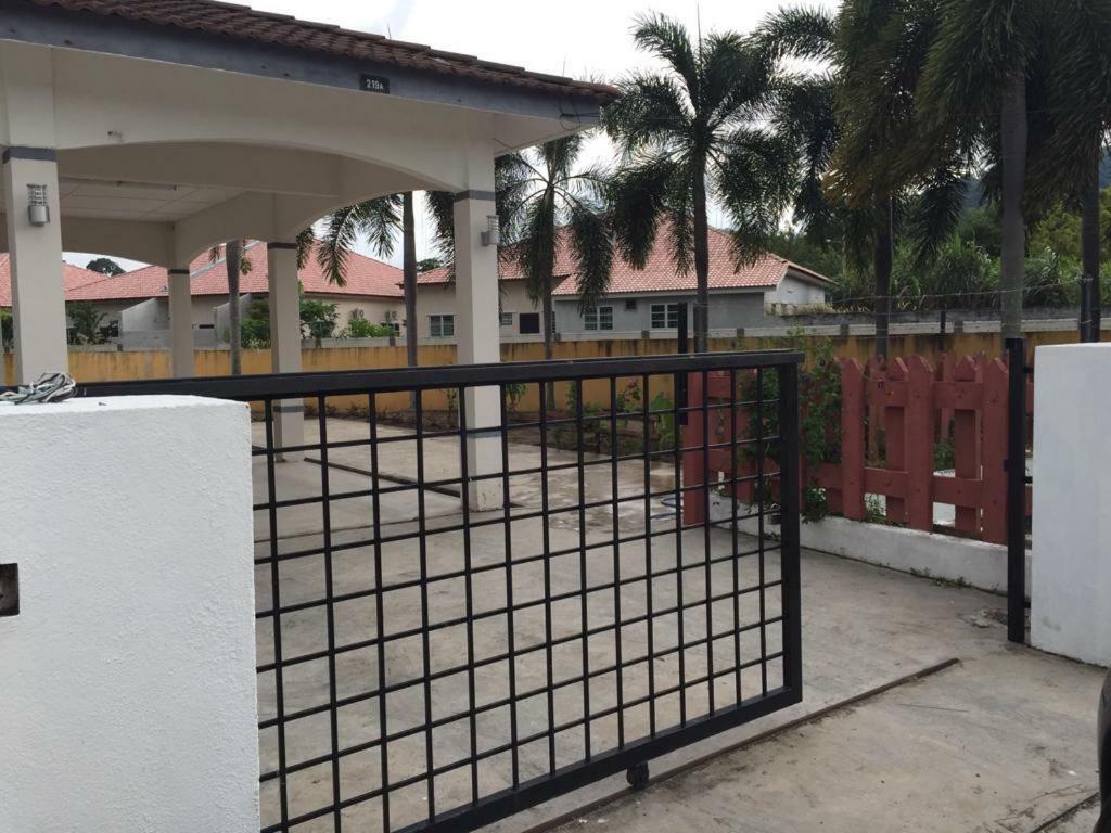 The Garden Vacation Home Lumut Exterior foto